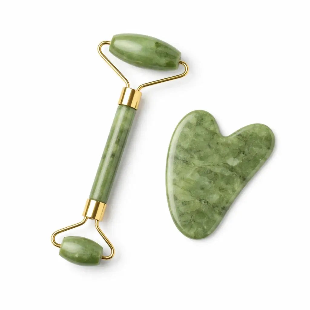 Gua sha och Jade Roller i vit bakgrund
