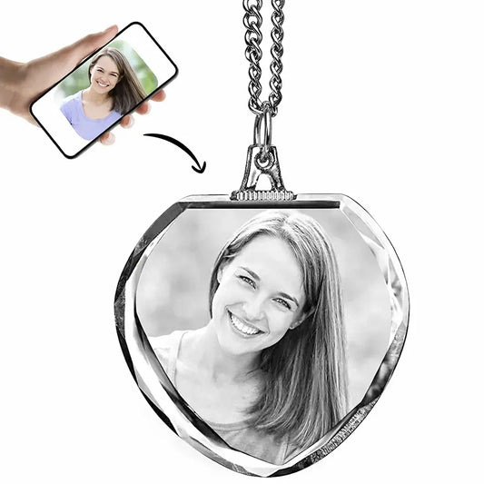 Kristallhalsband med foto och en mobil som visar bild på en tjej med en pil på kristallhalsbandet